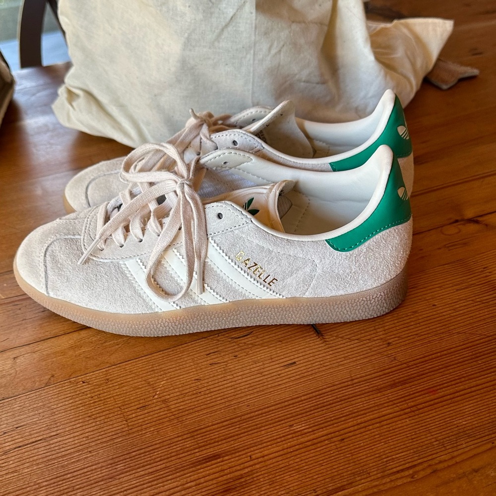 Adidas Gazelle size 6 (men’s sizing) very gently worn. Excellent condition